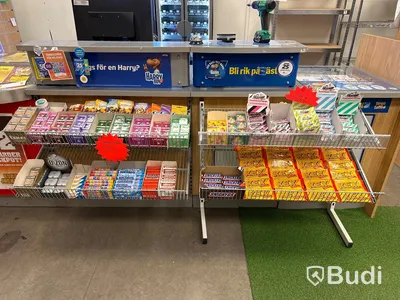 Diverse hyllor inklusive innehåll