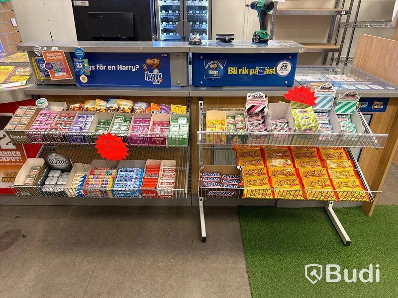 Diverse hyllor inklusive innehåll
