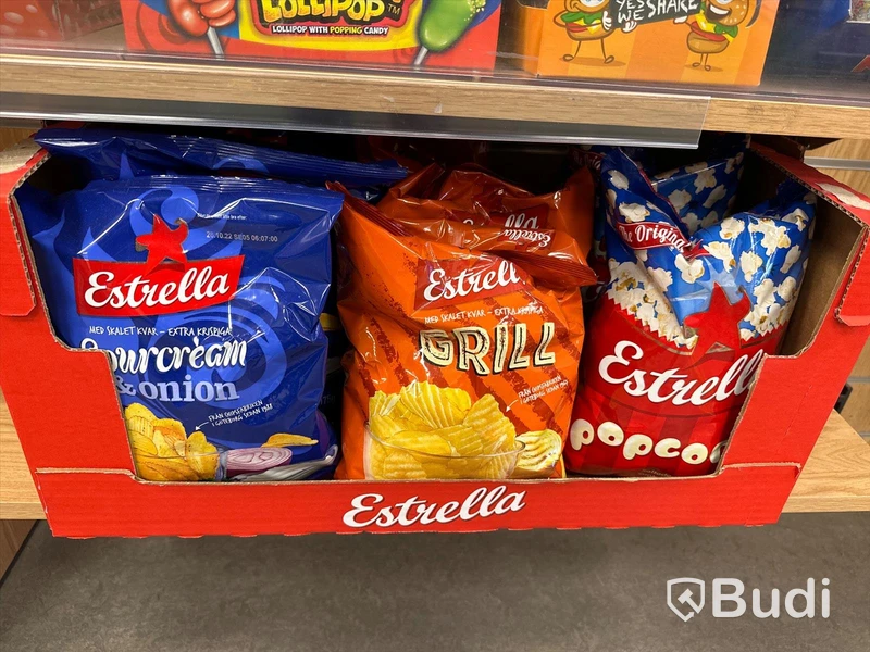 Diverse hyllor inklusive innehåll