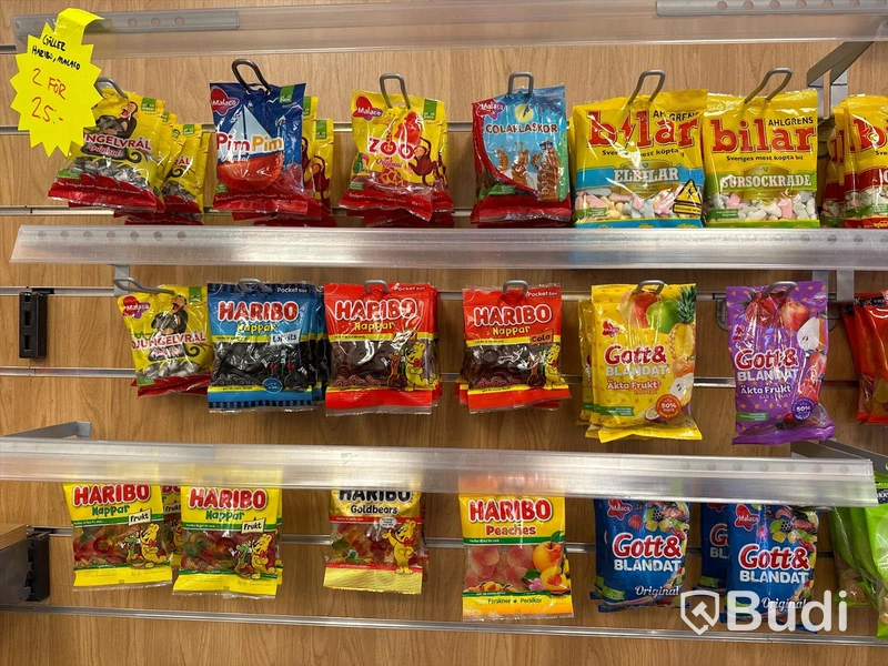 Diverse hyllor inklusive innehåll