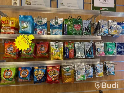 Diverse hyllor inklusive innehåll