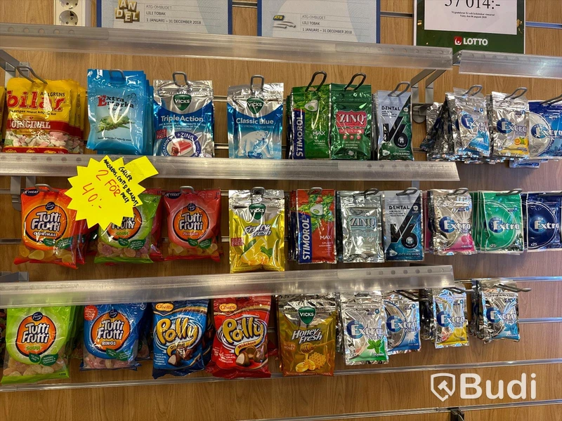 Diverse hyllor inklusive innehåll
