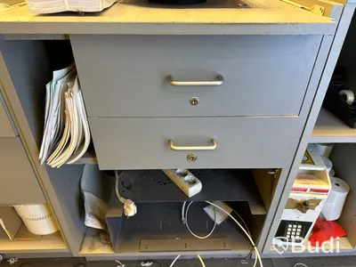 Kassadisk i 5 sektioner. Total längd ca 3,5 m. Höjd 0,9 m.