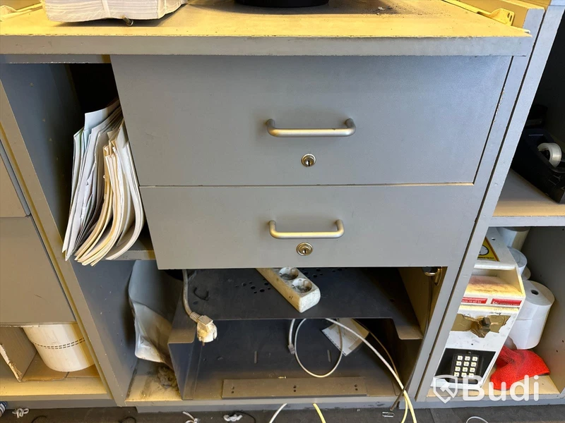 Kassadisk i 5 sektioner. Total längd ca 3,5 m. Höjd 0,9 m.