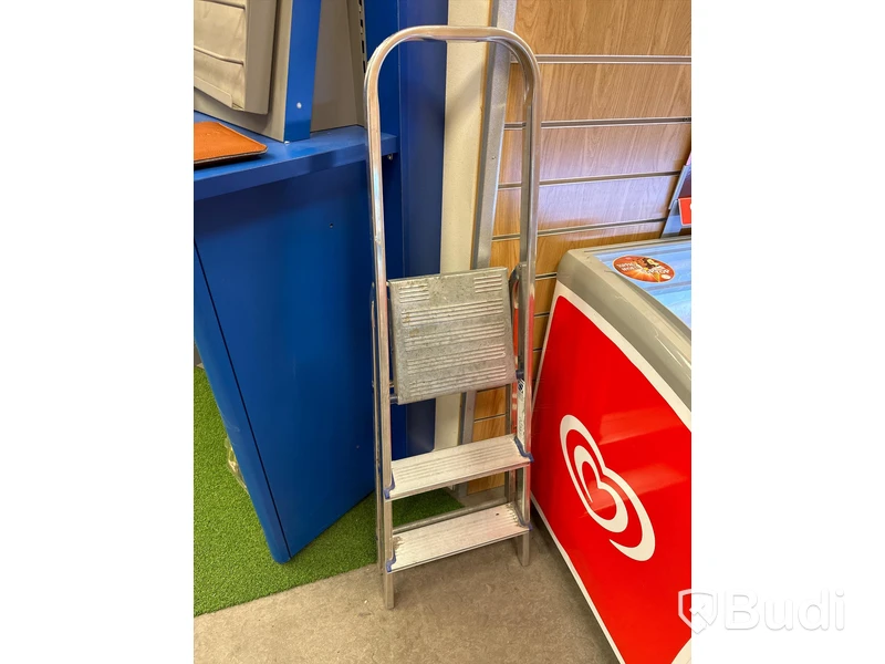 Ihopfällbar stege med 3 steg.
