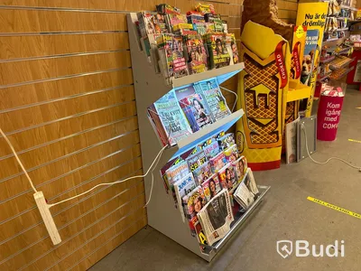 Tidningsställ med inbyggd lampa.