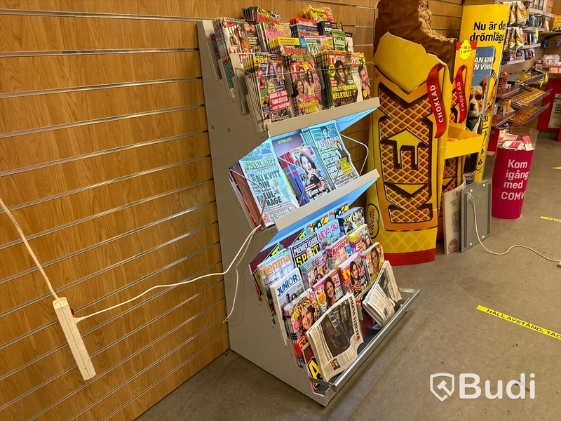 Tidningsställ med inbyggd lampa.
