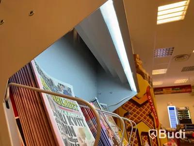 Tidningsställ med inbyggd lampa.