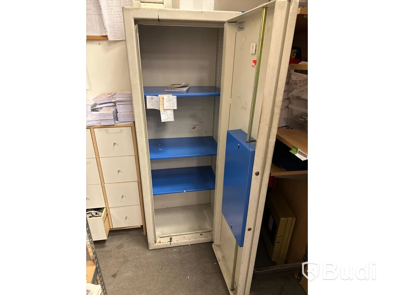 Säkerhetsskåp, kassaskåp Hadak. 160 cm högt, 47 cm djupt.