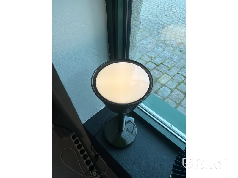 Bordslampa. Ord. pris inkl. moms: ca 10 585 kr