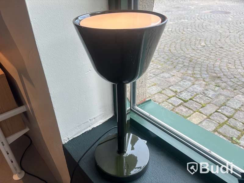 Bordslampa. Ord. pris inkl. moms: ca 10 585 kr