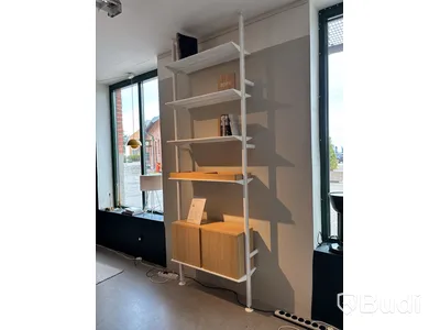 Bokhylla String Pira, vägg- och takmonterad. Ord. pris inkl. moms: ca 31 720 kr