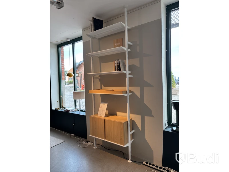 Bokhylla String Pira, vägg- och takmonterad. Ord. pris inkl. moms: ca 31 720 kr