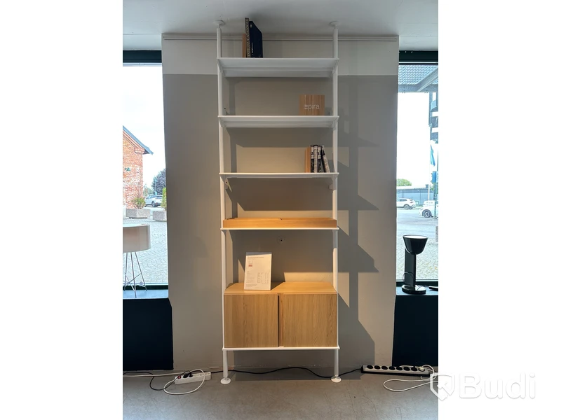 Bokhylla String Pira, vägg- och takmonterad. Ord. pris inkl. moms: ca 31 720 kr