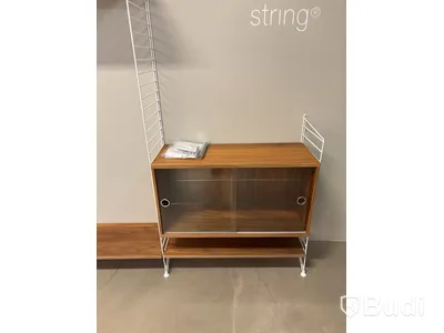 Vägghängd bokhylla String. Ord pris inkl. moms: ca 20 000 kr
