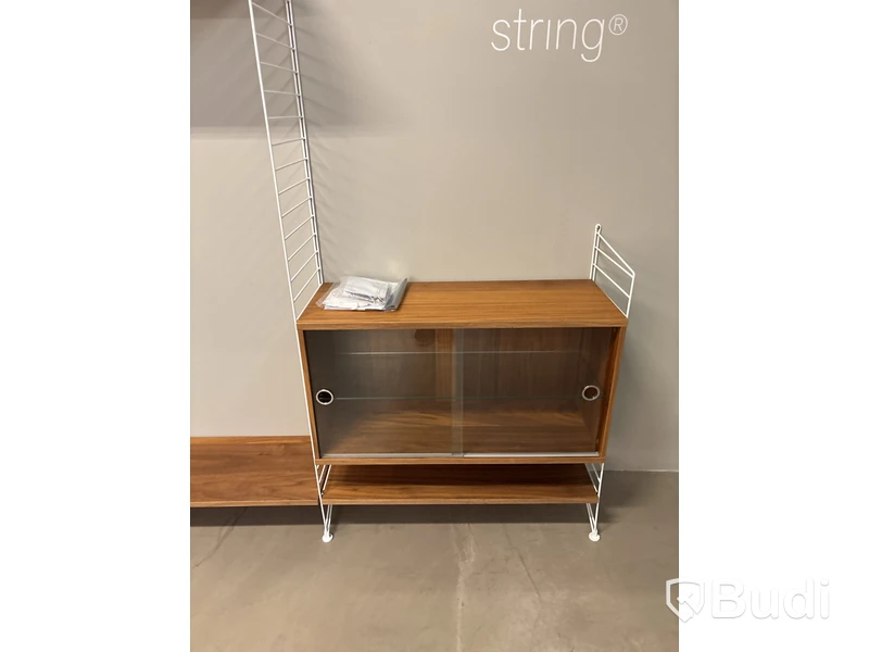 Vägghängd bokhylla String. Ord pris inkl. moms: ca 20 000 kr
