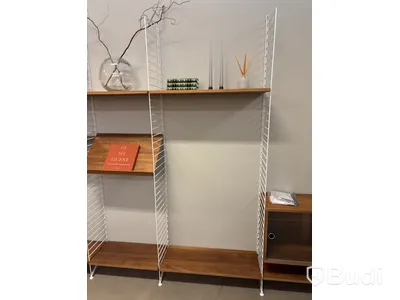 Vägghängd bokhylla String. Ord pris inkl. moms: ca 20 000 kr