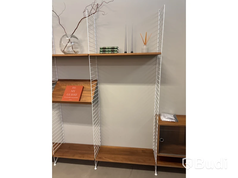 Vägghängd bokhylla String. Ord pris inkl. moms: ca 20 000 kr