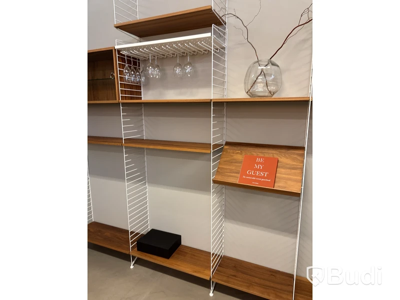 Vägghängd bokhylla String. Ord pris inkl. moms: ca 20 000 kr