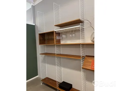 Vägghängd bokhylla String. Ord pris inkl. moms: ca 20 000 kr