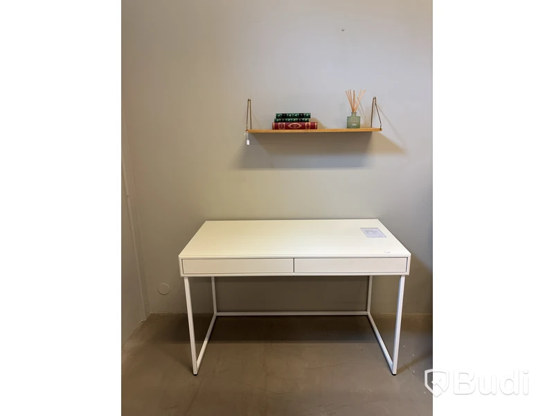 Skrivbord  Engelsson Cube inkl. vägghylla. Totalt ord. pris inkl. moms: ca 11 375 kr