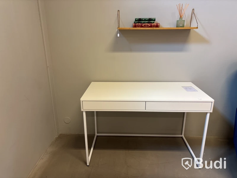 Skrivbord  Engelsson Cube inkl. vägghylla. Totalt ord. pris inkl. moms: ca 11 375 kr