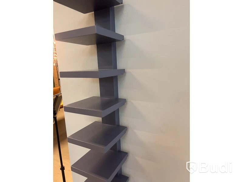 Hylla  Källemo pilaster. Ord. pris inkl. moms: ca 8 550 kr