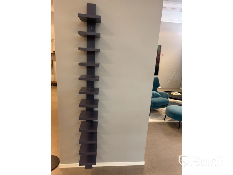 Hylla  Källemo pilaster. Ord. pris inkl. moms: ca 8 550 kr