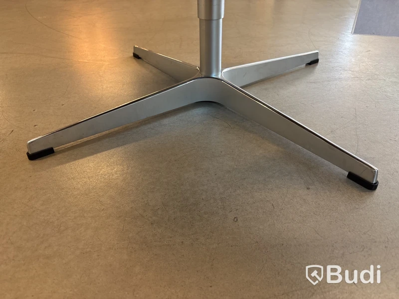 Fåtölj Fritz Hansen Swan. Ord. pris inkl. moms: ca 49 999 kr