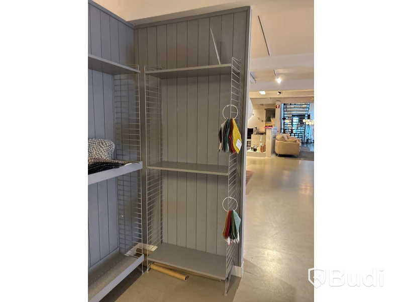Hyllsektion String, Ord. pris inkl. moms: ca 15 000 kr