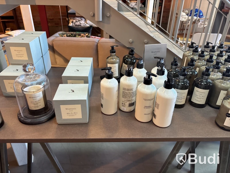 Parti med diverse ljus och hand lotion. Totalt ord. pris inkl. moms: ca 22. 000 kr