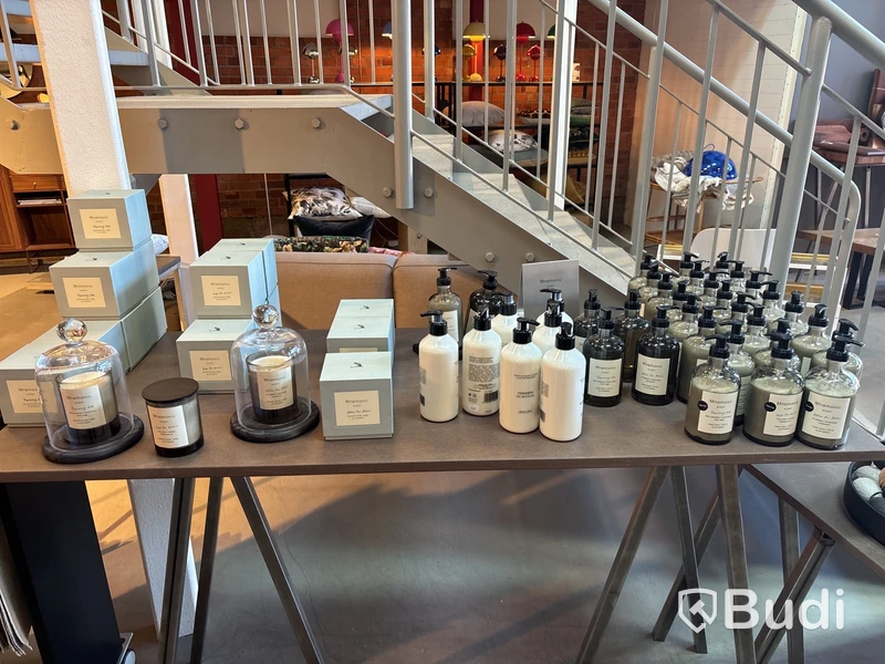 Parti med diverse ljus och hand lotion. Totalt ord. pris inkl. moms: ca 22. 000 kr