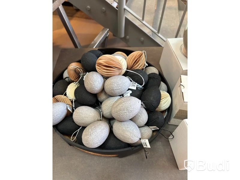 Parti med diverse påskpynt. Totalt ord. pris inkl. moms: ca 3500 kr