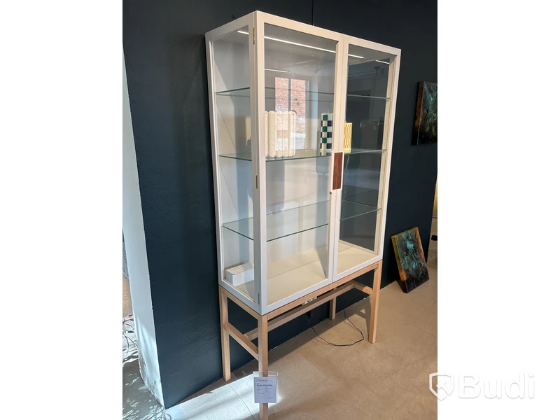 Vitrinskåp Övde. Ord. pris inkl. moms: ca 52 240 kr