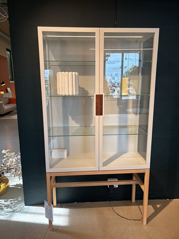 Vitrinskåp Övde. Ord. pris inkl. moms: ca 52 240 kr