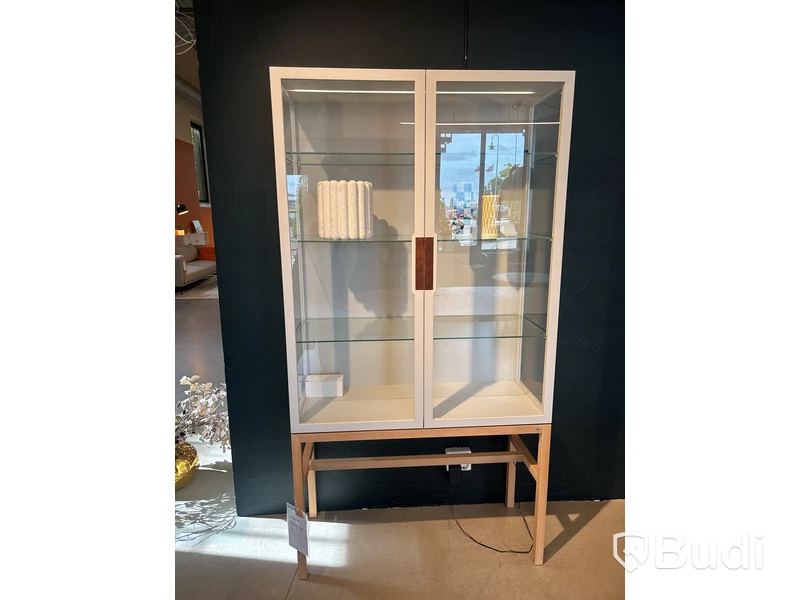 Vitrinskåp Övde. Ord. pris inkl. moms: ca 52 240 kr