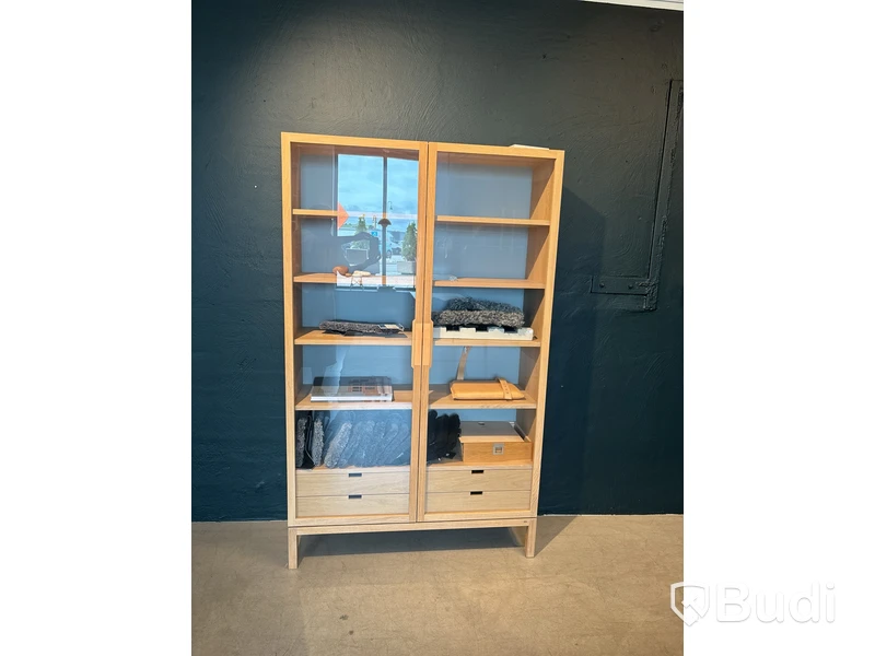 Vitrinskåp med lådor G.A.D, Stelor. Ord. pris inkl. moms: ca 53 900 kr