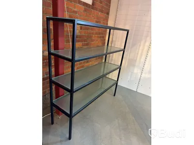 Metallhyllor med glasskivor