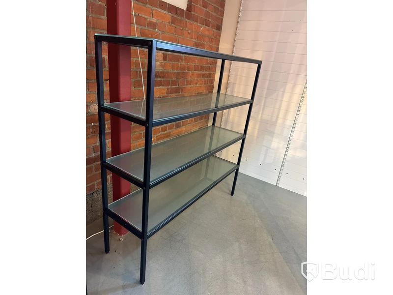 Metallhyllor med glasskivor