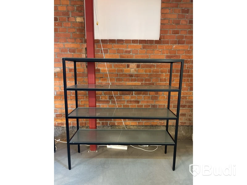 Metallhyllor med glasskivor