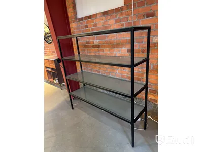 Hyllor i metall med glasskivor