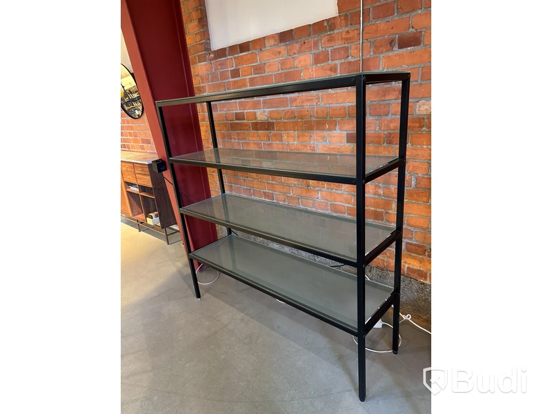 Hyllor i metall med glasskivor