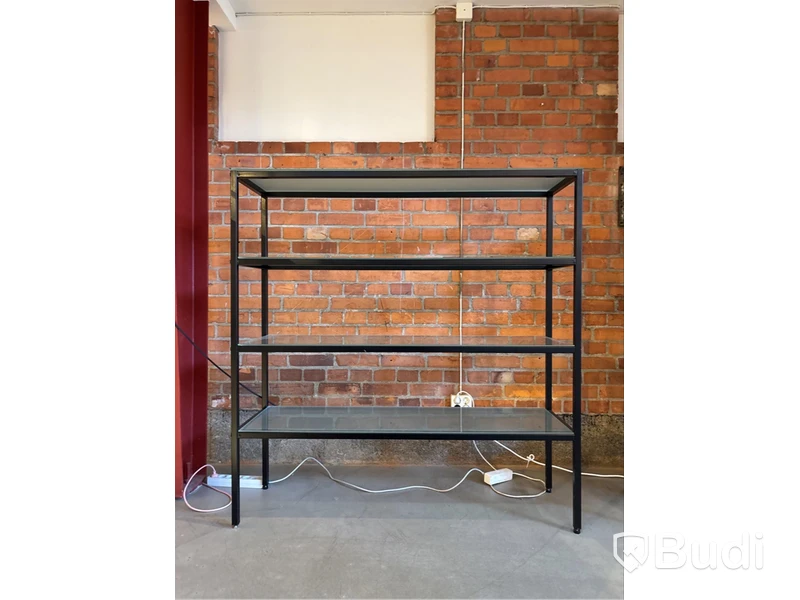 Hyllor i metall med glasskivor