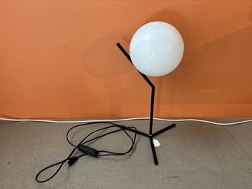 Golvlampa med vit glob, Flos, IC T1 HIIH,  Ord. pris inkl. moms: ca 5680 kr