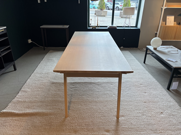 Matbord Mafrid's. Ord. pris inkl. moms: ca 27 900 kr
