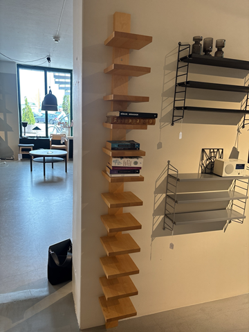 Hylla Källemo Pilaster. Ord. pris inkl. moms: ca 7500 kr