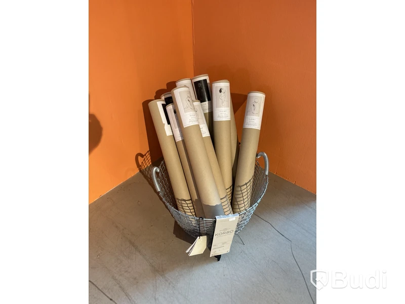 Parti med affischer inkl. handvävd korg i metall Korsbo. Ord. pris inkl. moms: ca 3000 kr