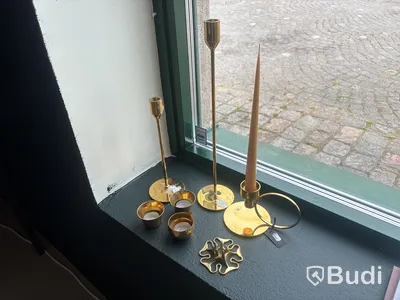 Parti med mässingljusstakar. Totalt ord. pris inkl. moms ca: 4000 kr