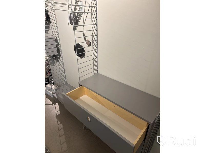Klädhängare med byrå, vägghängd, String. Ord. pris inkl. moms: ca 7000 kr
