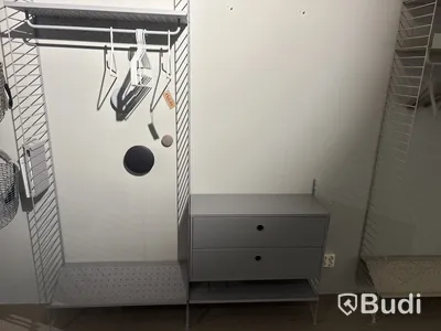 Klädhängare med byrå, vägghängd, String. Ord. pris inkl. moms: ca 7000 kr